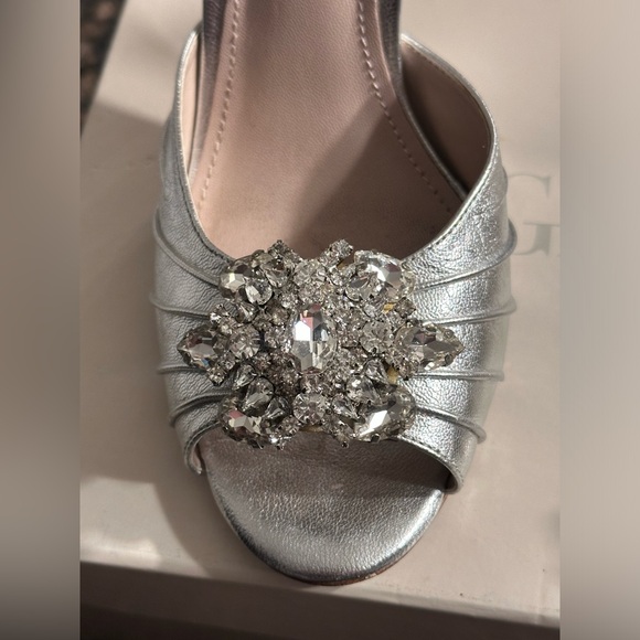 Glint Radiance Lea Silver W/Faux Diamond Accents Peep Toe Pump Heels 7.5 - Picture 8 of 9